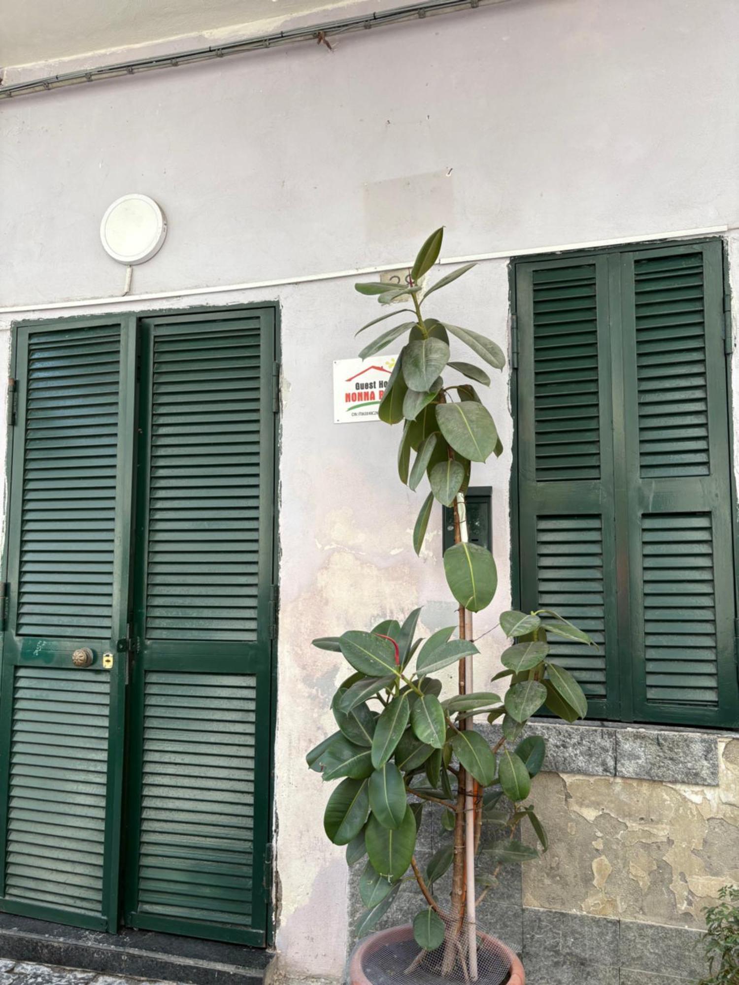 Guest House “Nonna Rossa” Napoli Bagian luar foto